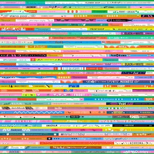 Può includere: Un'opera d'arte colorata e decorata con numerose bande orizzontali di larghezze e colori diversi. Ogni banda contiene testo, con parole come "Sunshine", "Kicks" e "Birthday". Il design è vivace e accattivante.