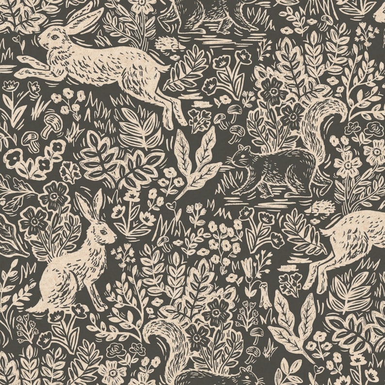 K&ouml;nnte beinhalten: Ein nahtloses Muster mit einem dunkelbraunen Hintergrund und wei&szlig;en Silhouetten von Kaninchen, Eichh&ouml;rnchen und verschiedenen floralen Elementen. Das Design erinnert an einen Holzschnitt.