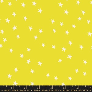 Puede incluir: Tela amarilla con un patrón de estrellas blancas. La tela tiene una regla con el texto "RUBY STAR SOCIETY" impreso en ella.