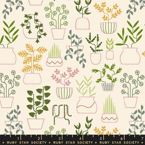 Peut inclure: Tissu crème avec un motif répété de plantes en pot vertes, jaunes et roses. Les pots sont soulignés en rose. Le motif comprend divers styles de plantes. Le texte "RUBY STAR SOCIETY" est en bas du tissu.