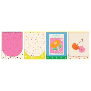 Könnte beinhalten: Vier farbenfrohe Notizbücher mit einzigartigen Designs. Eines hat einen pinkfarbenen Hintergrund mit orangefarbenen Sternen, ein anderes einen cremefarbenen Hintergrund mit bunten Sternen, ein drittes zeigt ein Blumensamenpäckchen und das letzte hat lächelnde Kirschen.