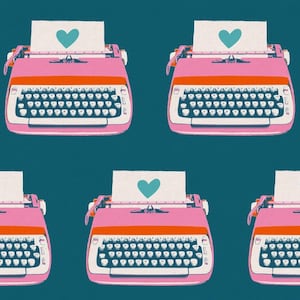 Puede incluir: Patrón repetido de máquinas de escribir rosas con detalles en naranja y teclas blancas. Cada máquina de escribir tiene una hoja de papel con un corazón turquesa. El fondo es de color verde azulado oscuro.