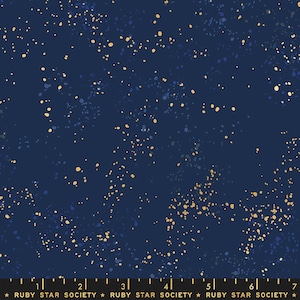 Pode incluir: Tecido azul marinho escuro com um padrão salpicado de pontos dourados e azuis. O tecido tem uma aparência celestial ou de noite estrelada. O texto "RUBY STAR SOCIETY" é impresso ao longo da borda inferior.
