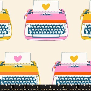 Puede incluir: Patrón repetido de máquinas de escribir vintage rosas y amarillas con papel blanco y formas de corazón. Las máquinas de escribir tienen teclas negras sobre un fondo crema. El texto "RUBY STAR SOCIETY" está en la parte inferior.