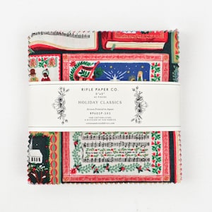 Puede incluir: Un paquete de 42 cuadrados de tela de 5x5 pulgadas, titulado Holiday Classics de Rifle Paper Co. La tela presenta ilustraciones festivas que incluyen partituras musicales, libros rojos y escenas navideñas en colores rojo, verde, azul y blanco.