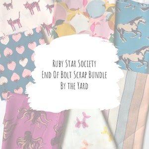 Può includere: Una collezione di ritagli di tessuto con vari motivi, tra cui fragole rosa, cavalli in corsa e tigri rosa. Il testo "Ruby Star Society End Of Bolt Scrap Bundle By The Yard" è visualizzato al centro dell'immagine.