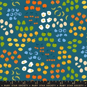 Könnte beinhalten: Türkisfarbener Stoff mit einem sich wiederholenden Muster aus illustrierten Früchten und Eiern. Das Design umfasst Orangen, Äpfel, Erdbeeren, Blaubeeren, Bananen, Birnen, Zitronen, Kirschen und Spiegeleier. Der Text "RUBY STAR SOCIETY" befindet sich unten.