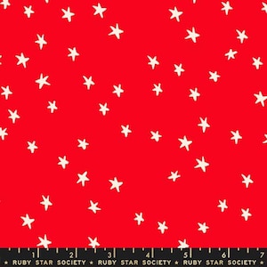 Könnte beinhalten: Roter Stoff mit einem Streumuster aus cremefarbenen Sternen. Am unteren Rand befindet sich ein Lineal mit dem Text "RUBY STAR SOCIETY". Dieser Stoff eignet sich für Quilten, Kleidung und Heimdekoration.