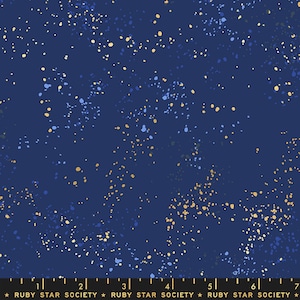 Op de afbeelding: Een donkerblauwe stof met een verspreid patroon van kleine blauwe en gouden stippen. De stof heeft een subtiele gespikkelde textuur. De tekst "RUBY STAR SOCIETY" is in zwart gedrukt aan de onderkant van de afbeelding.