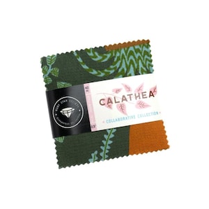 Könnte beinhalten: Ein Stapel Stoffquadrate aus der Ruby Star Society Calathea Collaborative Collection. Der Stoff weist grüne und blaue botanische Muster und einen braunen Akzent auf. Das Etikett lautet "Calathea" und "Collaborative Collection."