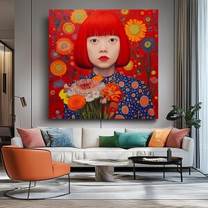 K&ouml;nnte beinhalten: Quadratischer Leinwanddruck mit einem Portr&auml;t einer Person mit roten Haaren und Lippen, die einen Blumenstrau&szlig; h&auml;lt. Die Person tr&auml;gt ein blaues Oberteil mit orangefarbenen Punkten. Der Hintergrund ist rot mit floralen Mustern.