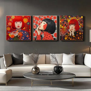 K&ouml;nnte beinhalten: Drei gerahmte quadratische Kunstdrucke. Jeder zeigt ein Portr&auml;t einer Person mit roten oder schwarzen Haaren vor einem lebendigen floralen Hintergrund. Die Portr&auml;ts sind in einem modernen Stil gehalten, mit kr&auml;ftigen Farben und Mustern.