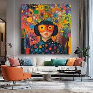 K&ouml;nnte beinhalten: Ein gro&szlig;es, farbenfrohes abstraktes Gem&auml;lde, das eine Frau mit gro&szlig;en orangefarbenen Augen und einem Oberteil mit Blumenmuster zeigt. Das Kunstwerk hat eine lebendige Palette aus Orange, Blau, Gelb und Gr&uuml;n, mit verschwommenen Figuren im Hintergrund.