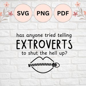 Puede incluir: Un fondo de pared de ladrillo blanco con una ilustración en blanco y negro de una boca con una cremallera tirada sobre ella. El texto "has anyone tried telling EXTROVERTS to shut the hell up?" está escrito en negro sobre la ilustración. Las palabras "SVG", "PNG" y "PDF" están escritas en negro sobre tres círculos rosas.