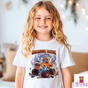 Puede incluir: Camiseta blanca con un gr&aacute;fico colorido de un monster truck con llamas, cuernos y rayos. El texto "MONSTER TRUCK" se muestra encima del cami&oacute;n. La camiseta la lleva una ni&ntilde;a.