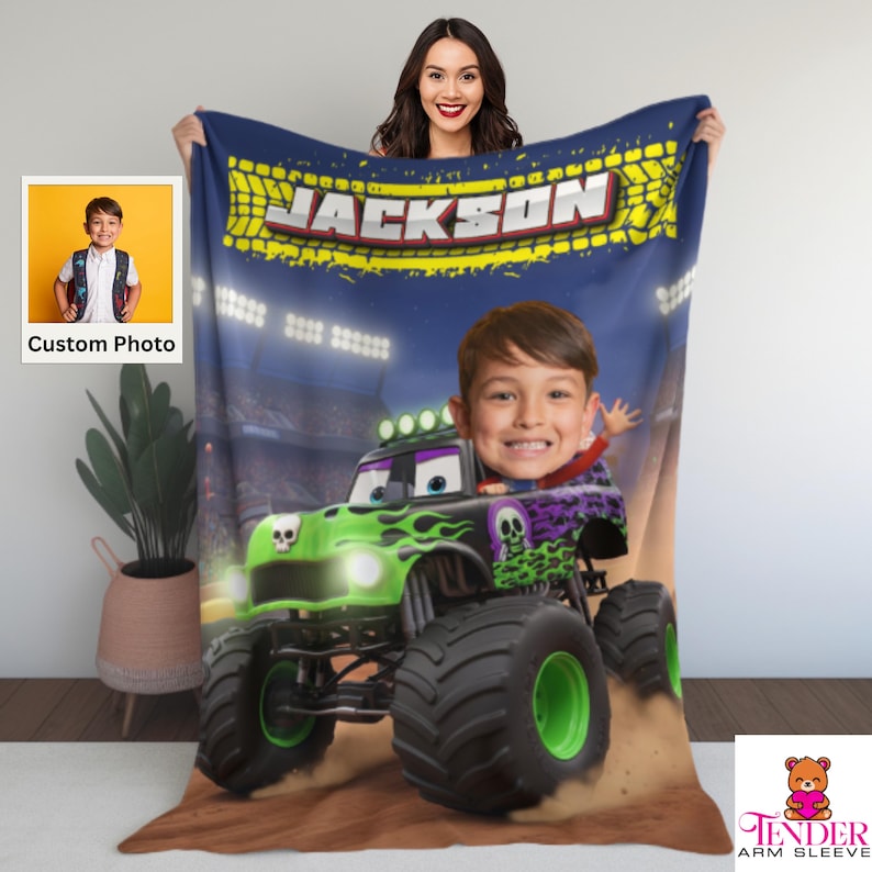 Op de afbeelding: Een gepersonaliseerde deken met een monstertruckontwerp en het gezicht van een kind. De deken heeft een donkerblauwe achtergrond met de naam "JACKSON" in geel. De monstertruck is groen en zwart.