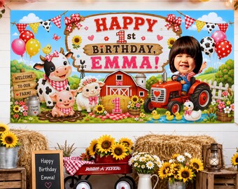 Puede incluir: Un telón de fondo de cumpleaños con temática de granja que muestra un granero rojo, una vaca, un cerdo, una oveja y un niño en un tractor rojo. El texto dice Happy 1st Birthday, EMMA! La escena incluye globos, banderines y girasoles.