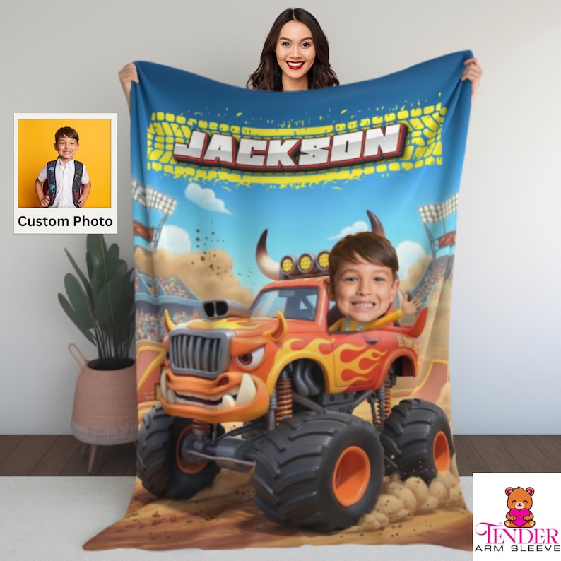 Op de afbeelding: Een gepersonaliseerde deken met een cartoon monstertruck en het gezicht van een kind. De blauwe achtergrond draagt de naam "JACKSON" in geel en wit. Een aangepaste foto wordt in de hoek weergegeven. Kleurrijk ontwerp.