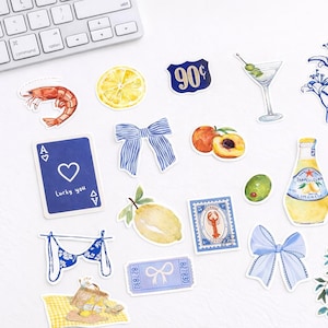 Könnte beinhalten: Eine Sammlung von Aquarell-Aufklebern mit verschiedenen sommerlichen Illustrationen. Enthält eine Garnele, Zitronenscheiben, eine blaue Herz-Ass-Karte mit dem Text "Lucky you", eine Schleife, Pfirsiche, einen Martini, eine Limonadenflasche und mehr.