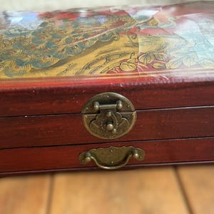 Caja china vintage lacada con tapa de cuero y herrajes de latón, diseño pintado a mano