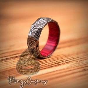 Schwarzer Gehämmerter Damast Ring 8mm Herren Ehering Handgemachter Verlobungsring Einzigartiger Damast Ring für Männer Jahrestag Geschenk Rotes Band