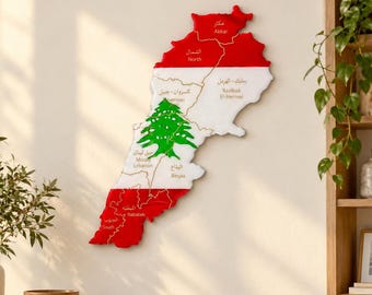 Könnte beinhalten: Eine wandmontierte Karte des Libanon in Landesform, die die Nationalfarben Rot, Weiß und Grün aufweist. Die Karte ist in Gouvernements unterteilt und mit arabischen und englischen Bezeichnungen versehen, darunter Akkar, North, Baalbak-El-Hermel, Keserwan, Mount Lebanon, Beqaa, Nabatieh und South.