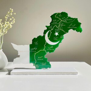 Carte du Pakistan, couleurs du drapeau, villes gravées - Finition en résine | Cadeau parfait
