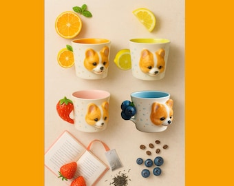 Puede incluir: Cuatro tazas de cerámica con caras de perro corgi, cada una con un interior y un asa de diferente color. Una taza tiene un asa de fresa, otra tiene arándanos y las otras dos tienen rodajas de fruta. Las tazas están sobre un fondo claro con fruta y té.