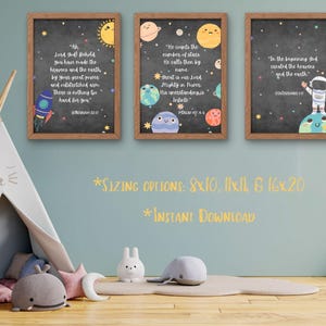 Könnte beinhalten: Drei druckbare Raum-Kinderzimmer-Kunstdrucke mit inspirierenden Bibelversen über den Himmel und die Erde. Die Drucke zeigen eine Rakete, einen Astronauten, Planeten und Sterne. Der Text auf den Drucken lautet: „Ach Herr Gott, siehe, du hast den Himmel und die Erde gemacht durch deine große Macht und deinen ausgestreckten Arm. Nichts ist dir zu schwer.“ „Er zählt die Sterne, er nennt sie mit Namen. Groß ist unser Herr, mächtig an Kraft, sein Verstand ist unendlich.“ „Am Anfang schuf Gott Himmel und Erde.“