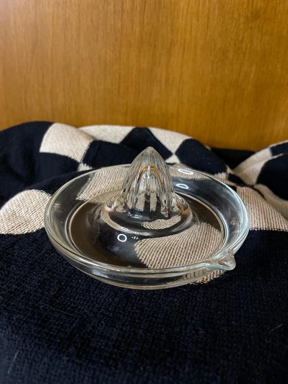 ヴィンテージガラス製シトラスジューサー – コンパクトな2x4インチの