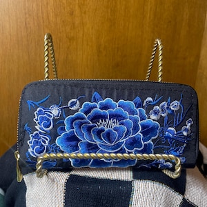 Cartera bordada en negro y azul