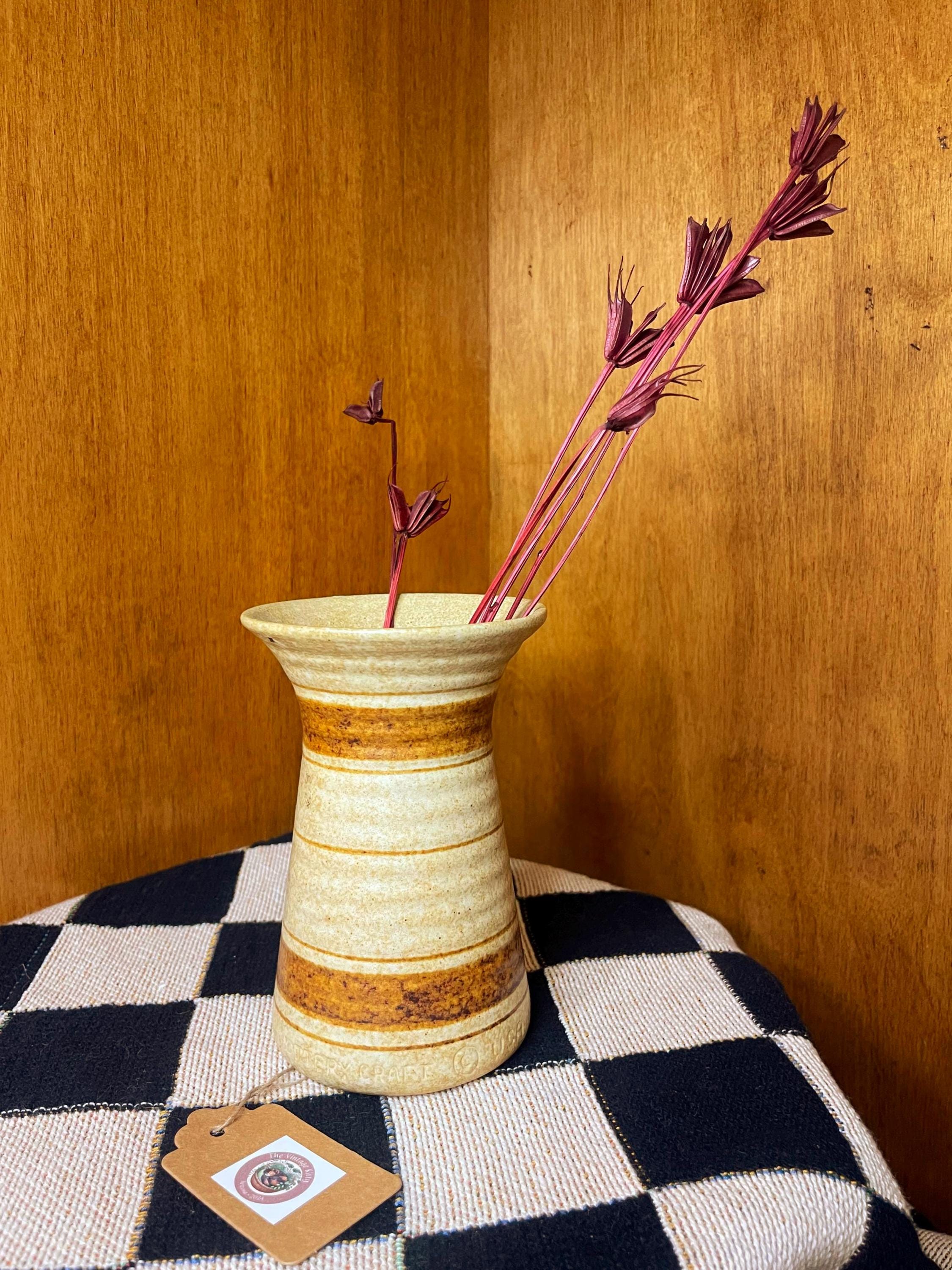 未使用・新品 手作り陶器 花瓶 白茶ストライプ タン色のストライプ柄スタジオ陶器の花瓶 - Etsy 日本