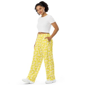 Happy Daisy Flowers Print PJ Pants, Aesthetic Floral AOP Loungewear Wide Leg Pants with Pockets, Hippie Pants, Loose Rave Pants, Unisex