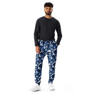 Blue Camouflage Printed Men&#39;s Joggers, AOP Camo Military Streetwear Slim Fit Joggers Pants, Casual Gym Workout Joggers, Loungewear, XS-3X