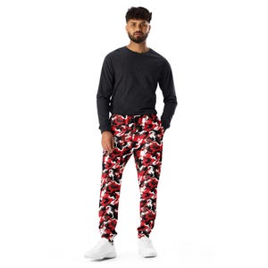 Red Camouflage Printed Men&#39;s Joggers, AOP Camo Military Streetwear Slim Fit Joggers Pants, Casual Gym Workout Joggers, Loungewear, XS-3X