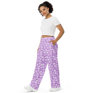 Purple Hawaiian Flowers Print PJ Pants, Aesthetic Floral AOP Loungewear Wide Leg Pants with Pockets, Hippie Pants, Loose Rave Pants, Unisex
