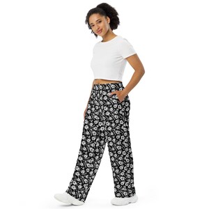 Black Hawaiian Flowers Print PJ Pants, Aesthetic Floral AOP Loungewear Wide Leg Pants with Pockets, Hippie Pants, Loose Rave Pants, Unisex