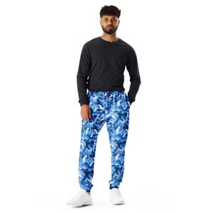 Blue Camouflage Printed Men&#39;s Joggers, AOP Camo Military Streetwear Slim Fit Joggers Pants, Casual Gym Workout Joggers, Loungewear, XS-3X