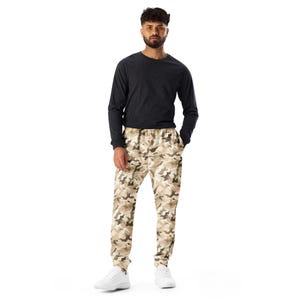 Beige Camouflage Printed Men&#39;s Joggers, AOP Camo Military Streetwear Slim Fit Joggers Pants, Casual Gym Workout Joggers, Loungewear, XS-3X