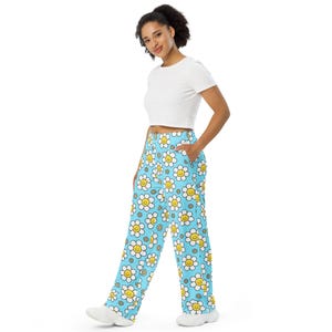 Smiling Daisy Flowers Print PJ Pants, Aesthetic Floral AOP Loungewear Wide Leg Pants with Pockets, Hippie Pants, Loose Rave Pants, Unisex