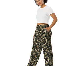 Green Camouflage Printed Wide Leg Pants, AOP Camo Military Streetwear PJ Pants with Pockets, Lounge and Sleepwear, Palazzo Pants, Unisex
