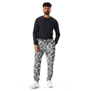 Gray Camouflage Printed Men&#39;s Joggers, AOP Camo Military Streetwear Slim Fit Joggers Pants, Casual Gym Workout Joggers, Loungewear, XS-3X