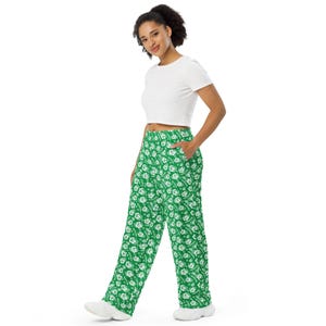 Green Hawaiian Flowers Print PJ Pants, Aesthetic Floral AOP Loungewear Wide Leg Pants with Pockets, Hippie Pants, Loose Rave Pants, Unisex