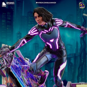 Op de afbeelding: Een vrouwelijk personage in een futuristisch, cyberpunk-achtig pak met gloeiende paarse accenten. Ze staat op een platform met een digitaal, glitchy patroon. Het personage draagt een zwart en blauw pak met een gloeiend paars ontwerp. De achtergrond is een stadsbeeld met hoge gebouwen.