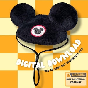 以下が含まれることがあります： 黒と白の刺繍デザインのミッキーマウスの帽子。耳の周りに赤い円があります。ペットまたは赤ちゃんの帽子用です。画像には「デジタルダウンロード」と「ペットまたはベビーハット刺繍ファイル」のテキストが記載されています。警告サインには「警告 物理的な製品ではありません」と表示されています。