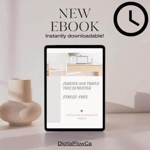 Peut inclure: Une tablette numérique affiche un ebook intitulé "SURVIVE AND THRIVE THIS SEMESTER" avec le sous-titre "STRESS-FREE". L'image comprend une icône d'horloge, un vase beige et le texte "NEW EBOOK" et "Instantly downloadable!". Le site Web DigitalFlowCa est également affiché.