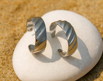 Elegantes pendientes de aro - Pendientes de plata con diseño de olas / Joyería minimalista con un toque llamativo