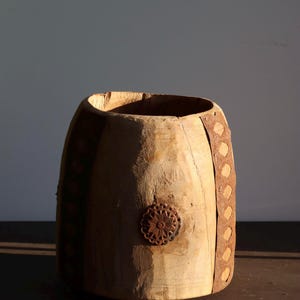 Maceta rústica vintage de madera con tallas de hierro, jardinera primitiva