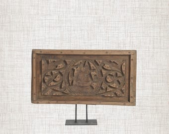 Molde antiguo tallado en madera de teca | Figura sentada para pared | Pieza arquitectónica recuperada | Decoración bohemia para el hogar