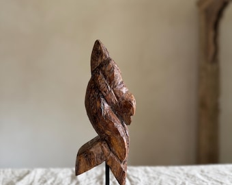 Antieke houten paardenhoofdconsole | Indiaas architectonisch erfgoedbeeld op sokkel | Vintage decoratief artefact